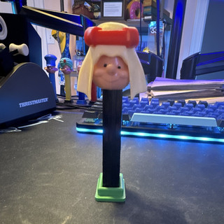PEZ PAL SHEIK NO FEET VINTAGE RED BAND BLACK STEM