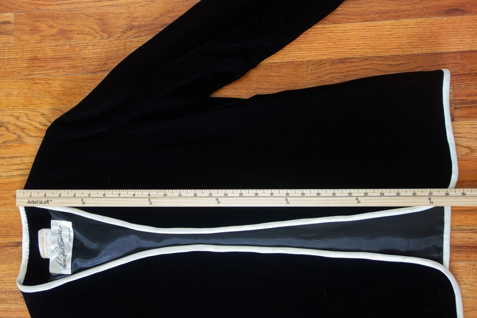 Conjunto Chaqueta Falda Terciopelo Victoria Royal Ltd De Colección Negra con Bordes Marfil Satinado Ws 12 Foto 4 de 4