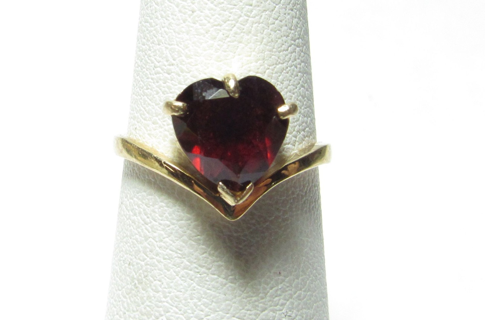 SOLID 14K GOLD RING W/ HEART SHAPE RED NATURAL GA… - image 1