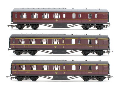 DAPOL/AIRFIX SPURWEITE ''OO'' SCHWADER 3 VERSCHIEDENE LMS WEINROT KORRIDORBREMSE 3. REISEBUSSE