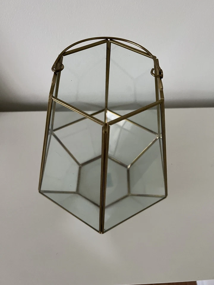 Linterna moderna geométrica de vidrio con borde dorado y mango 6 lados 12x10 Foto 2 de 4