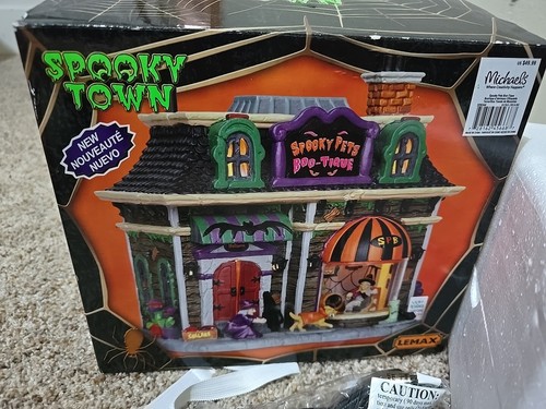 2014 Lemax Spoky Town Spoky Animali domestici boo-tique decorazione Halloween 45668 - Foto 3 di 12
