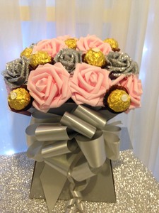 Détails Sur Handmade Ferrero Rocher Chocolat Bouquet De Fleurs Bébé Rose Et Gris Roses Afficher Le Titre Dorigine