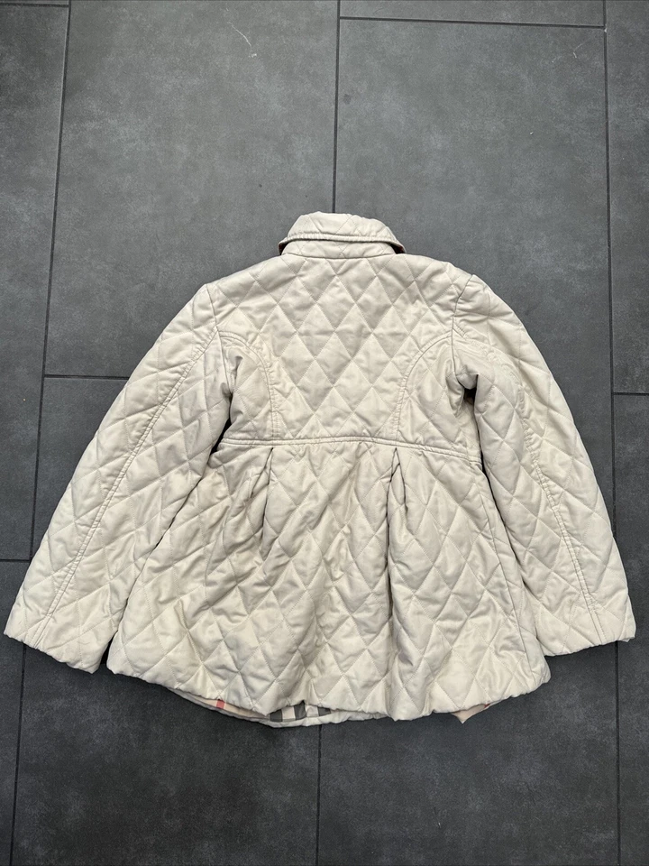 Chaqueta acolchada Burberry para niñas color caqui tostado forro a cuadros Nova talla 10Y Foto 2 de 4