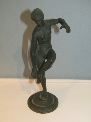 Kleine 7 Zoll große badende nackte Venus massive Metallfigur (Messing mit künstlichem Grünspan?)