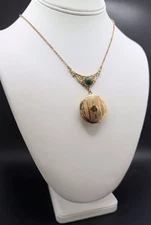 Vtg Victorian Revival Gold Tone Locket Pendant Necklace SARAH COVENTRY MEMORIES