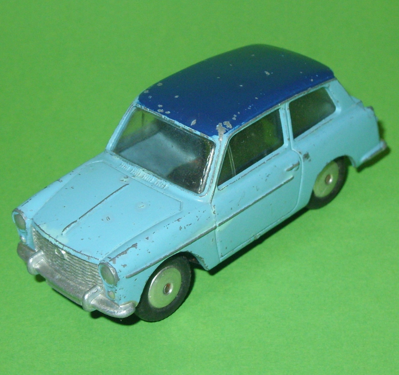 CORGI TOYS　No.2 Rover 2000 TC 'Take Off Wheels' and 'Golden Jacks' (275) – Corgi