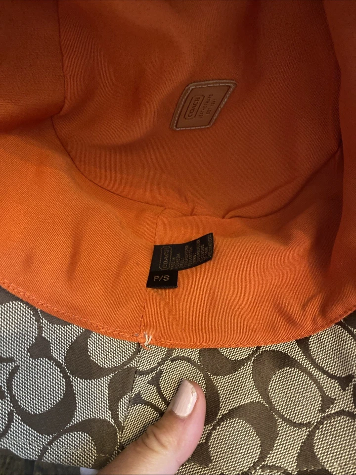 Sombrero de cubo Coach Signature con logotipo para mujer talla P/S jacquard y cuero Foto 3 de 4