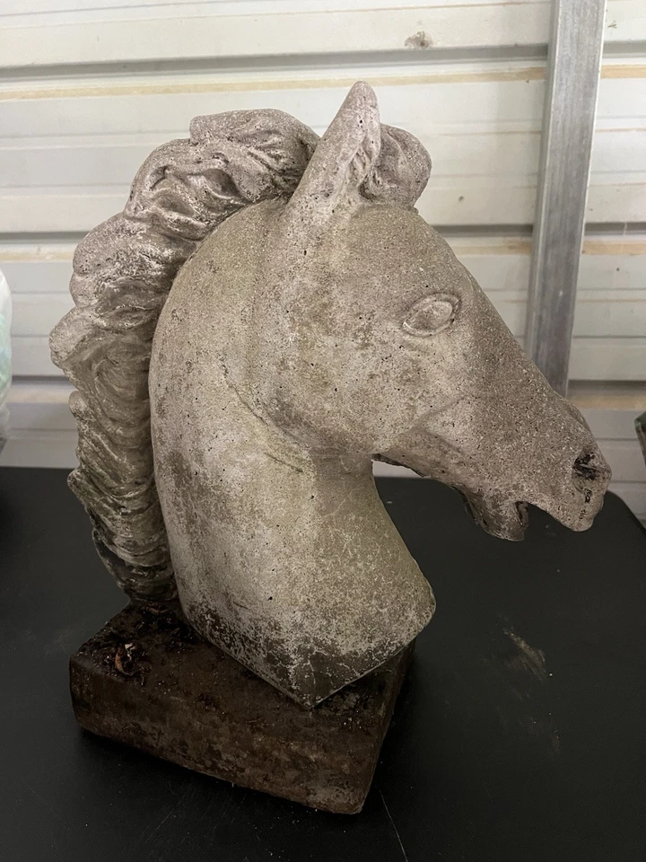 Escultura de cemento grande de cabeza de caballo Foto 4 de 4