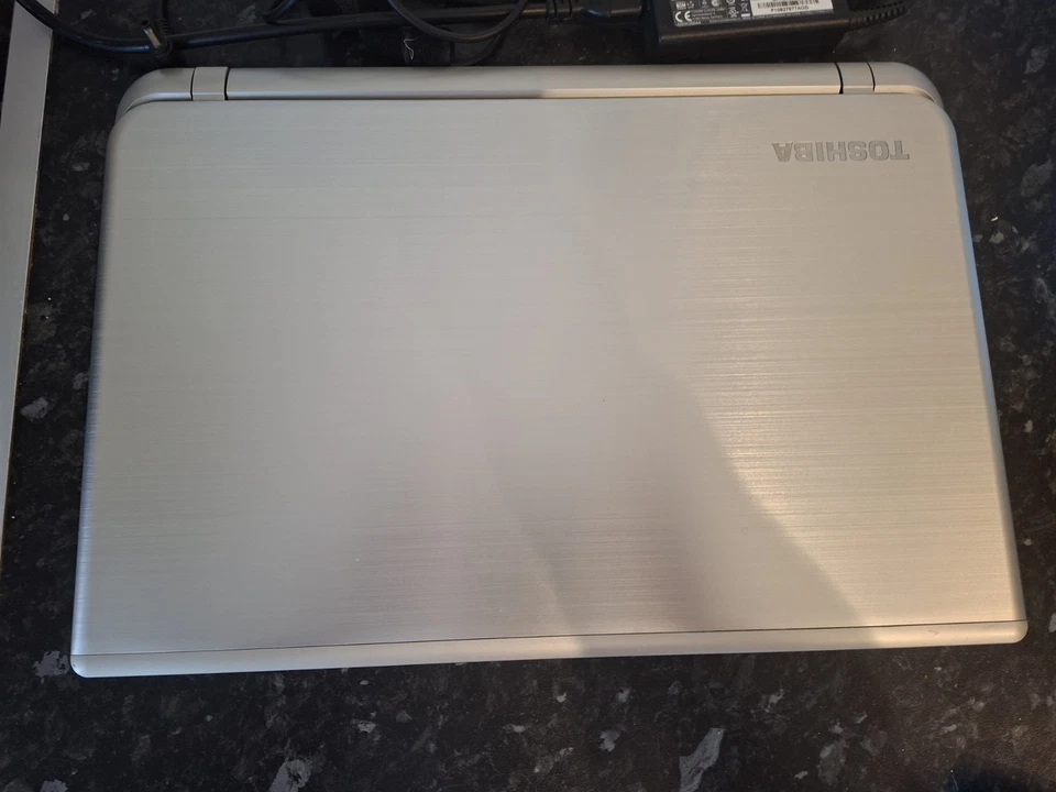 Toshiba Satelite S50-B-15N, i5, 15.6", Win 11, 500GB SSD, 8Gb RAM, AMD R7 M260 - Image 3 of 4