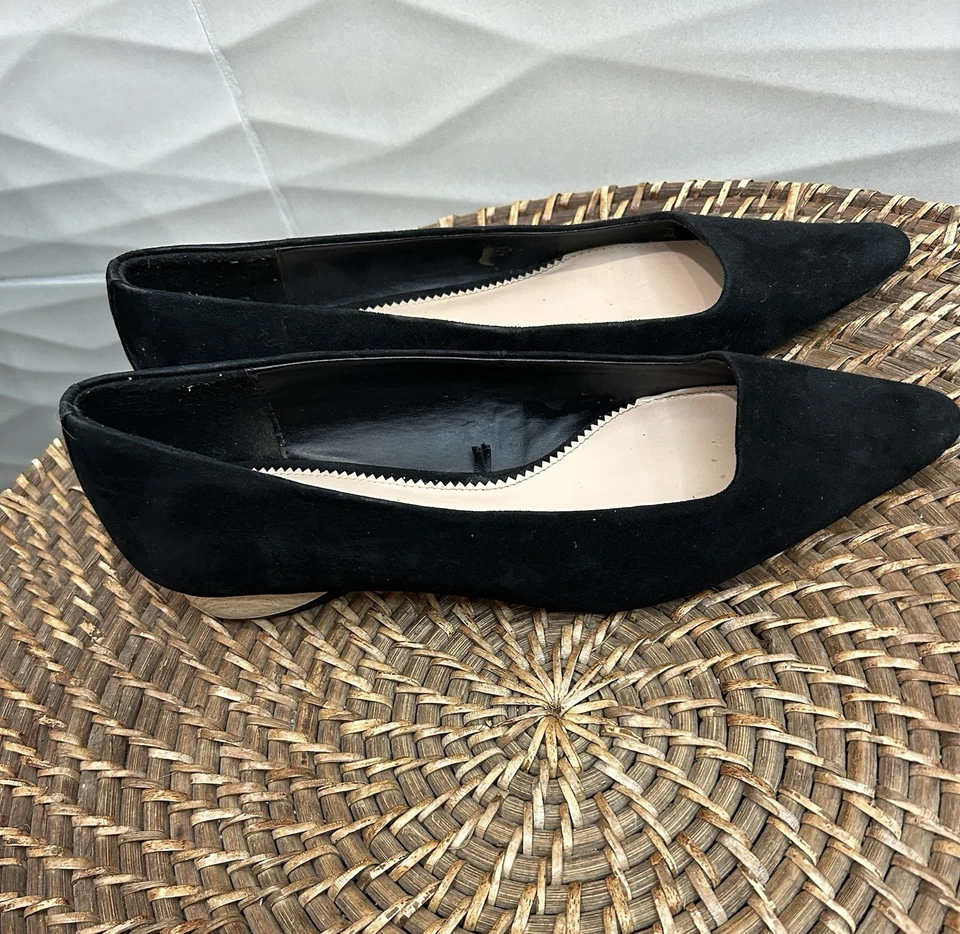 Zapatos de salón Zara para mujer talla 38 negros de gamuza tacón bajo punta plana tacón de madera dorado Foto 2 de 4