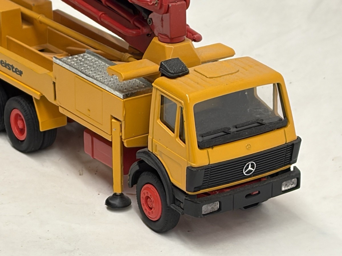 Conrad Mercedes Benz Concrete Pump Putzmeister 1:50 Scale, Model