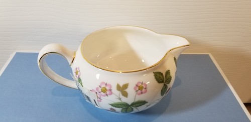 Wedgwood Wild Strawberry Covered Sugar Bowl and Creamer (2) Piece Boxed with Tag - Picture 7 of 9
