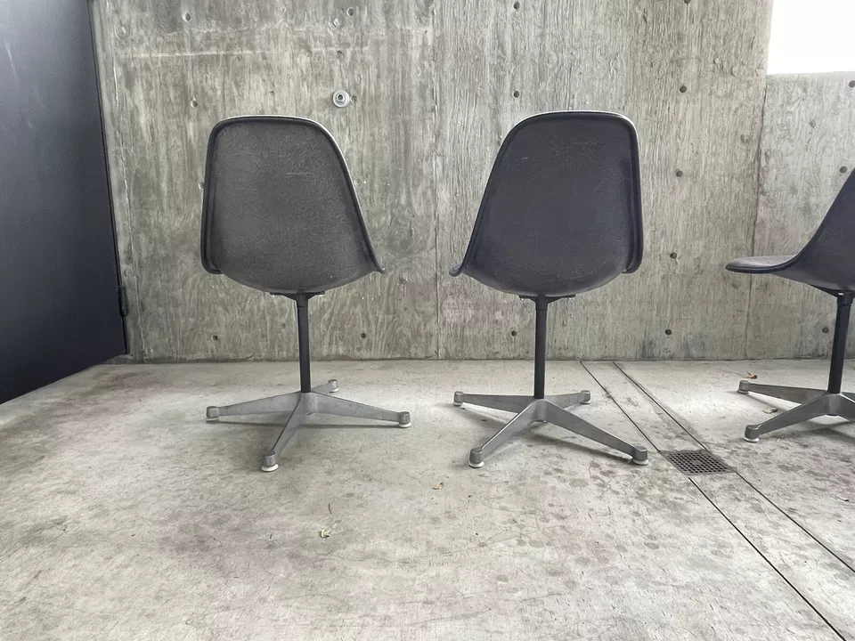 Set (4) of original Herman Miller Swiveling Side Chairs in Black. - Image 3 of 4