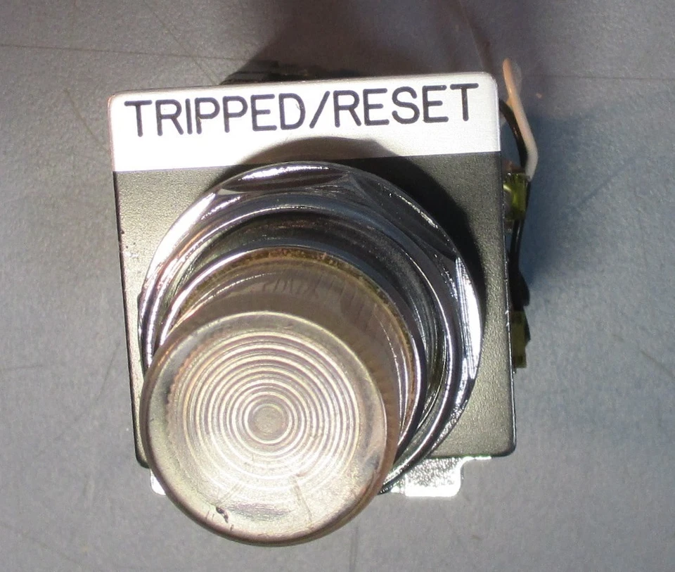 Cutler Hammer Heavy Duty Tripped/Reset Button WRSTL24 w/ Indicator - Image 2 of 4