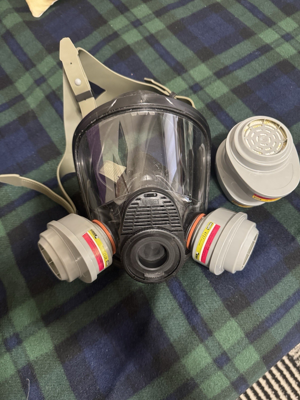 MSA Advantage 4200 Full Face Respirator Size M Gas Mask with FOUR New Filters
