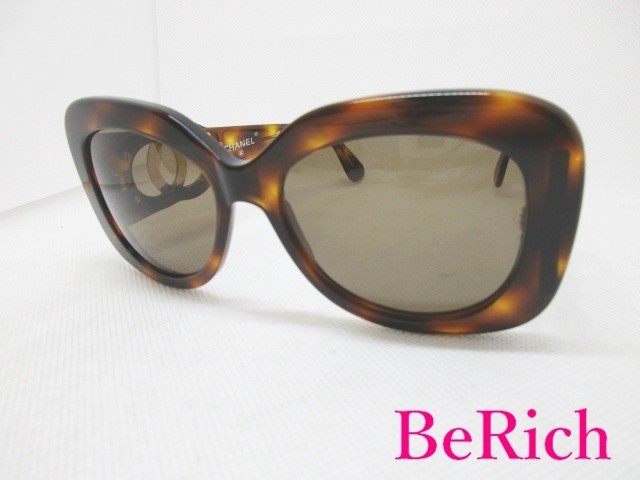 CHANEL 05253 91235 large logo sunglasses in excellent condition