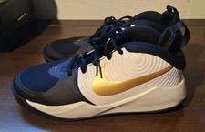 Nike TEAM HUSTLE Youth Size 5 BASKETBALL SHOE - Boys