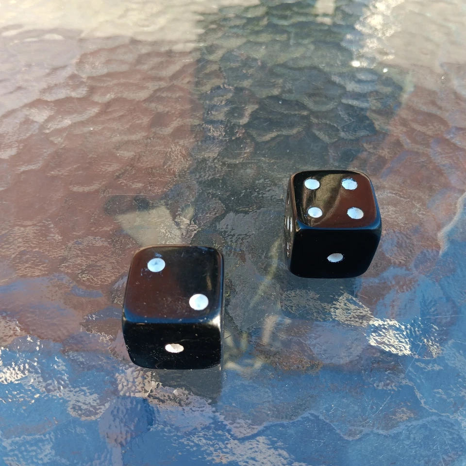 Dados cuadrados vintage de baquelita negra jumbo de 1 pulgada con pepitas blancas, MUY RAROS Foto 2 de 3