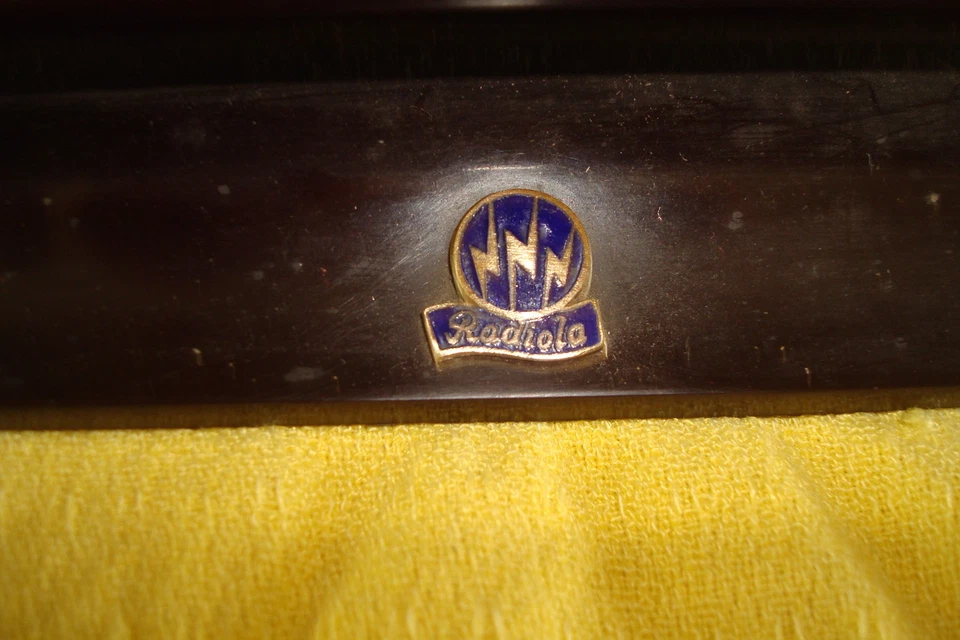 ANCIEN POSTE DE RADIO RADIOLA EN BAKELITE - Photo 2/4