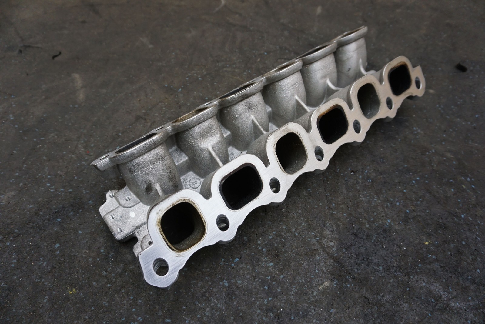 6.0L W12 Engine Lower Intake Manifold 07C133204 Bentley Flying Spur GT GTC 2009