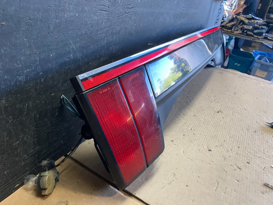 1990 to 1991 Oldsmobile Calais Trunk Mounted Tail Light S1444 PS - Imagem 3 de 4