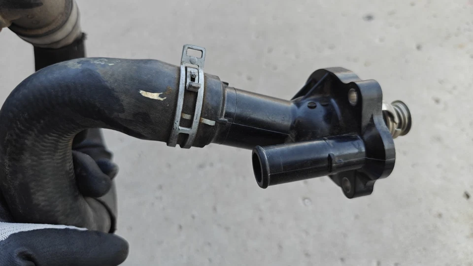 Корпус термостата со шлангом 2013 - 2018 Ford Focus ST - Изображение 2 из 4