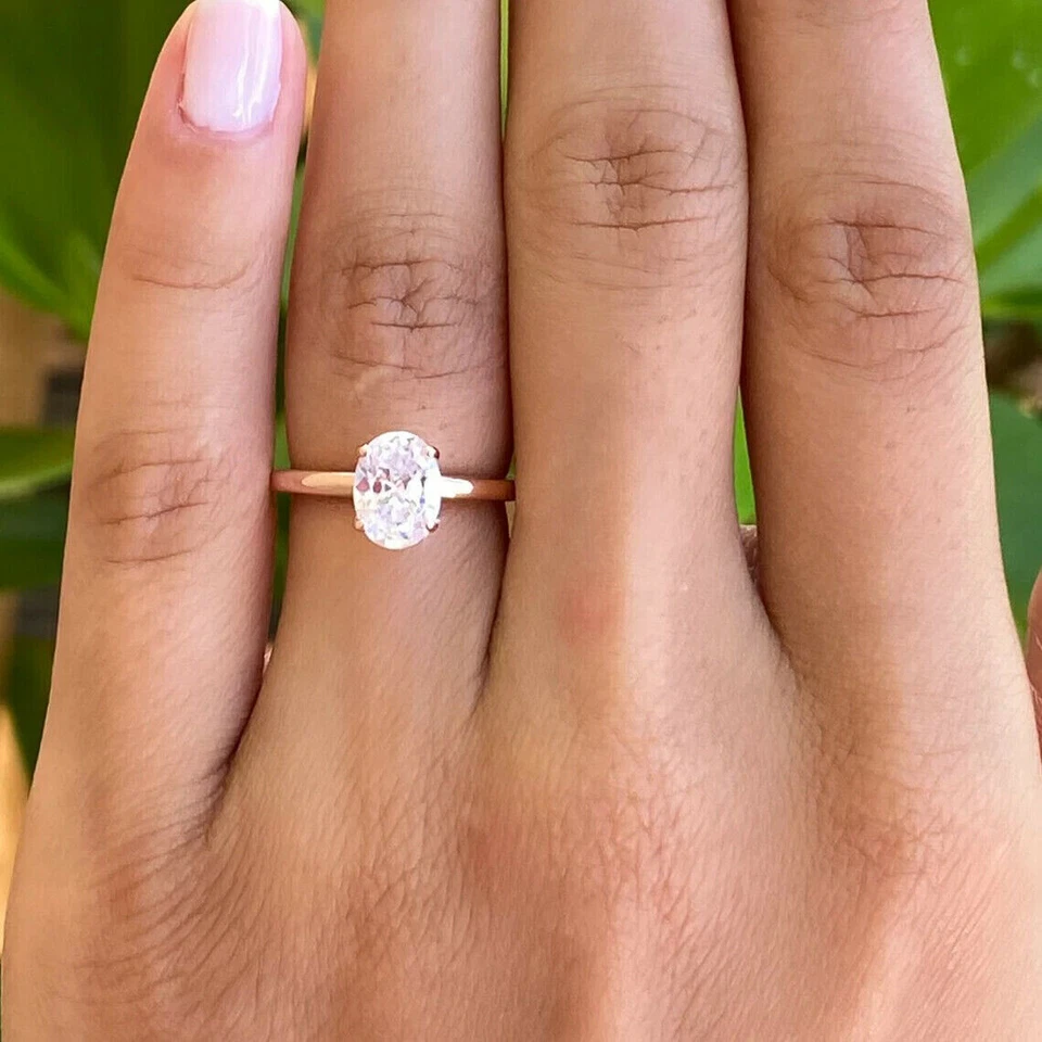 Anillo de compromiso solitario de diamantes talla ovalada de 2 quilates acabado oro rosa de 14 quilates Foto 3 de 4