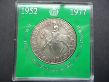 1977 CASED CROWN COIN THE SILVER JUBILEE OF THE QUEEN HOUSED IN A  PERSPEX CASE.