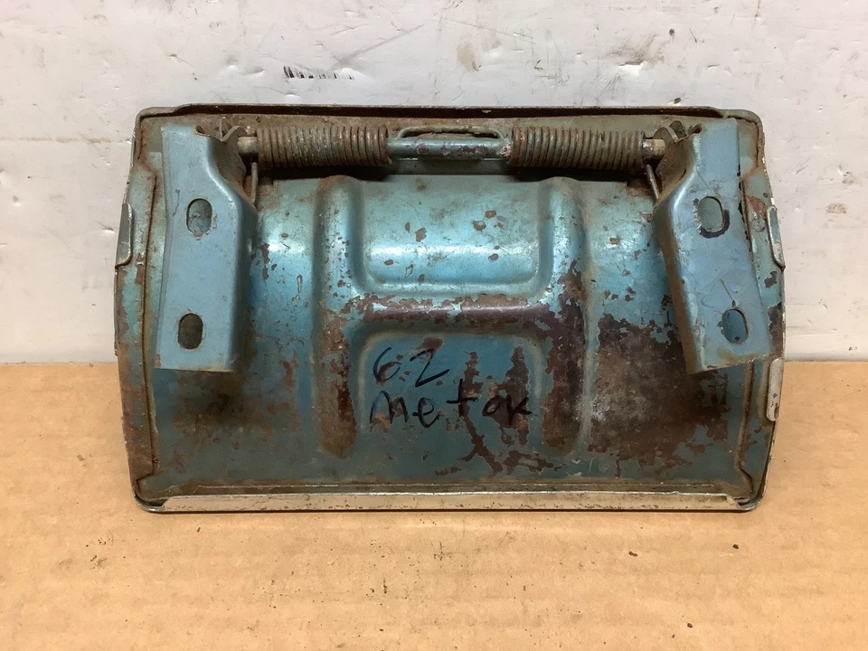 1962 Mercury Meteor porta de combustível a gás com molas e suportes usada fabricante de equipamento original - Imagem 2 de 4