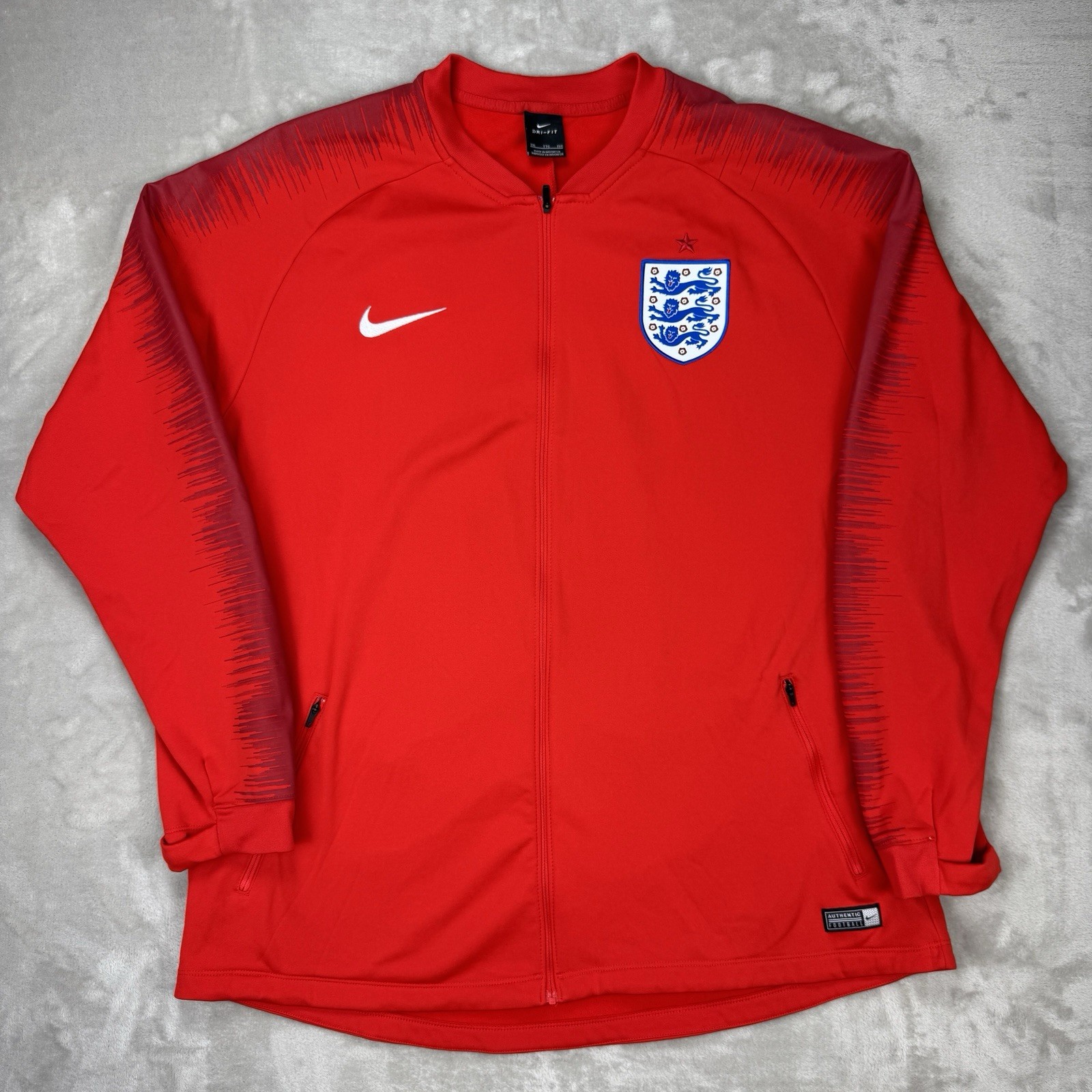 SACAI X NIKE Giacca Nike Inghilterra 2018 Mondiali Inno Full Zip Rossa Uomo 2XL Calcio Calcio Calcio