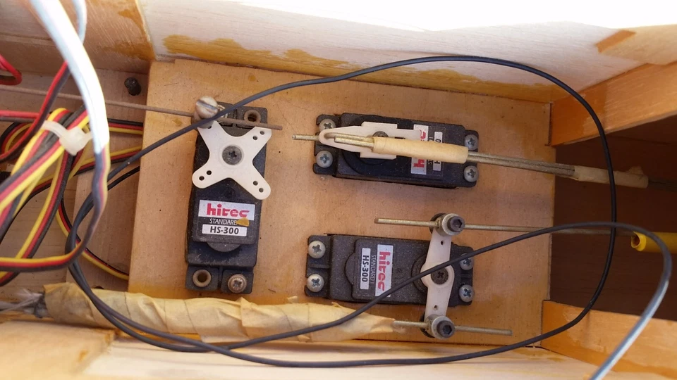 Avión RC Grande 50" con Sistema Hitec Flash 4 X Sistema de Radio Control Digital Foto 4 de 4