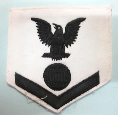 US NAVY Petty Officer 3rd Class ELECTRICIAN MATE galon de manche - tenue blanche - Photo 1/2