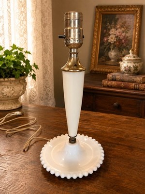 Vtg Milk Glass Bedside Boudoir Table Lamp
