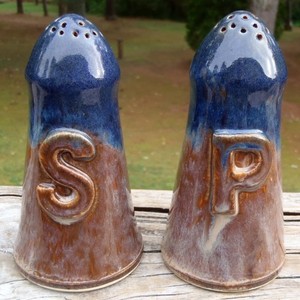 2004 EARTH & FIRE Two Tone Drip Glaze NC Pottery SALT PEPPER Shakers R. Bunting