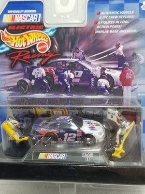 Mattel Wheels Mobil 1 Car 'N Crew NASCAR Slot Car Pit Crew Set