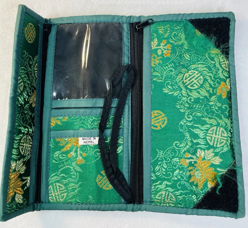 Cartera Brocado Libro a Cuadros Estilo Asiático Verde y Dorado para Mujer Hecha en Nepal Foto 2 de 4