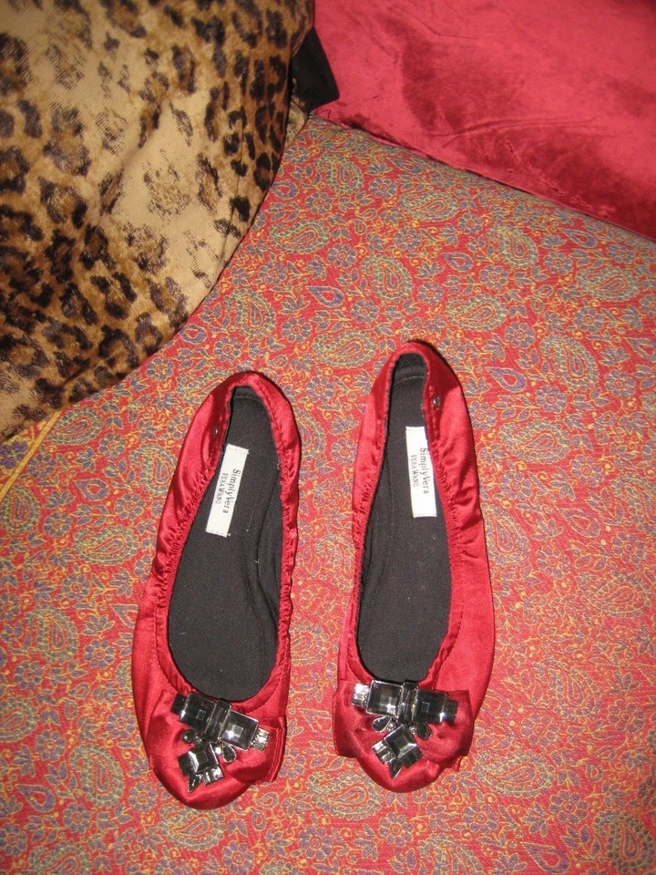 Pisos de ballet Vera Wang rojos satinados con piedras joya talla 6,5 Foto 2 de 4