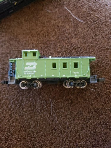 Model Power - N Scale - Burlington Northern Caboose 20176 - No. 3498 - Picture 2 of 6