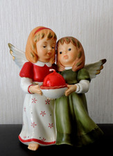 Goebel Engel  "Erster Advent" - Engelpaar mit Kugelkerze – grün rot