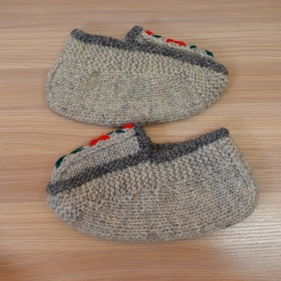 Handmade Womens 5 Gray Floral Knit Wool Slippers House Socks Boho Folk Vtg