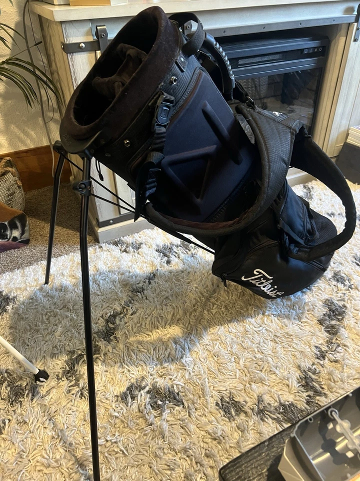 Сумка для гольфа Titleist Players 5 самостоятельная стоящая с удобными мягкими ремнями для переноски черная - Изображение 2 из 4