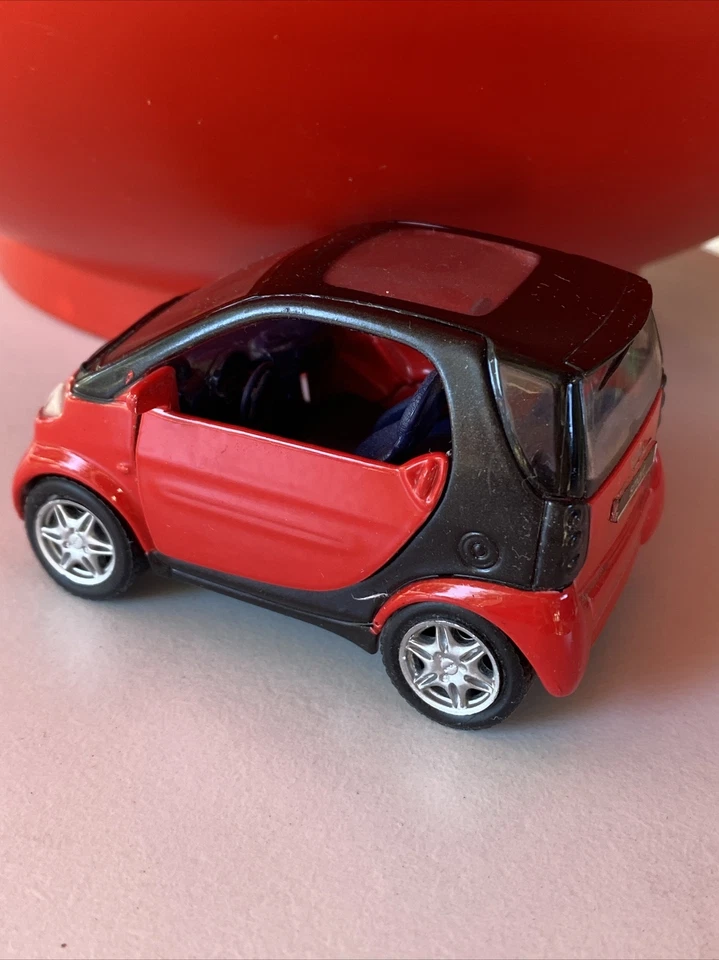 Coche diecast Maisto Smart City cupé rojo y negro 1/33 Foto 4 de 4