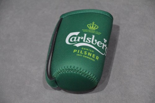 1x Carlsberg Neoprene Can Bottle Holder Beer Insulator Cooler Sleeve With Handle - Foto 4 di 6