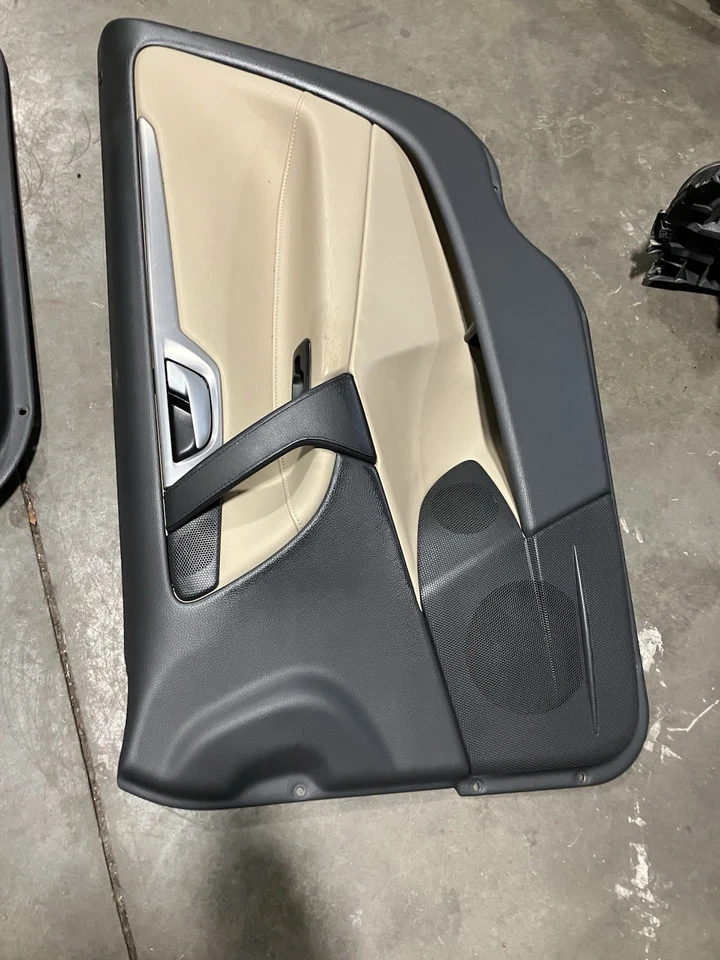 Volvo S60R 2004-2007 sedán diseño R paneles de puerta delantera limpios  Foto 3 de 4