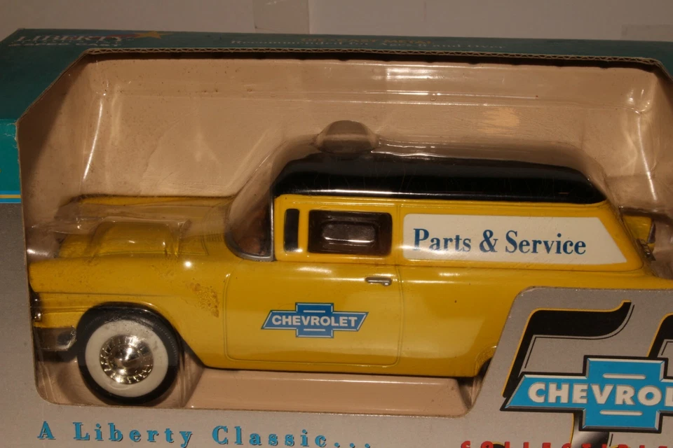 Chevrolet Liberty Classics 1955 sedán entrega piezas Chevrolet en caja Foto 2 de 4