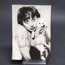 Cartolina con autografo di Sandra Mondaini. Condizioni discrete con sbucciature