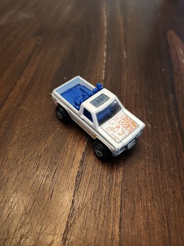 Hot Wheels 1977 Chevy Pickup Camion Bianco Pick Vernice Arancione Macchie 1:64 Diecast - Foto 2 di 4