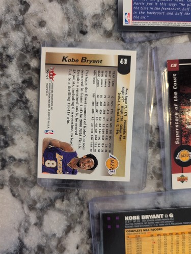 Lote de 4 tarjetas Kobe Bryant holográficas doradas y otras surtidas - Imagen 18 de 19