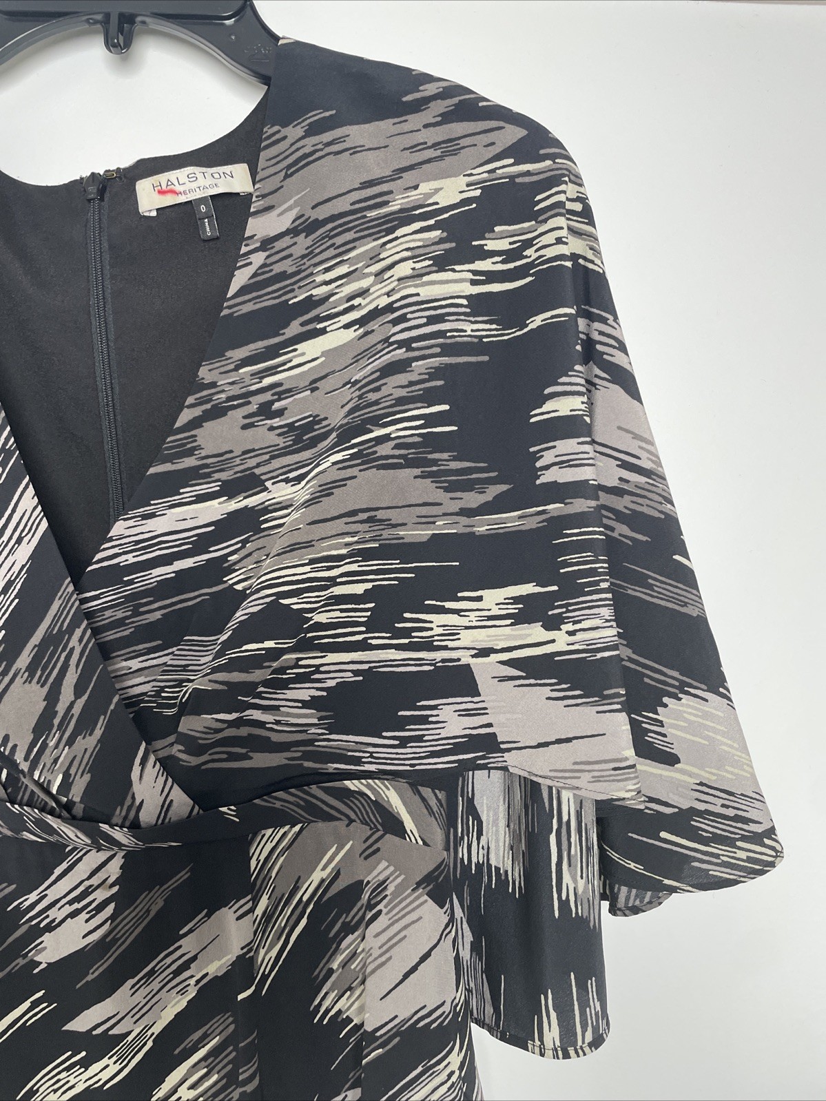 Halston Heritage Women’s Size 0 Black/Gray Swirled Flutter Sleeve Cocktail Dress